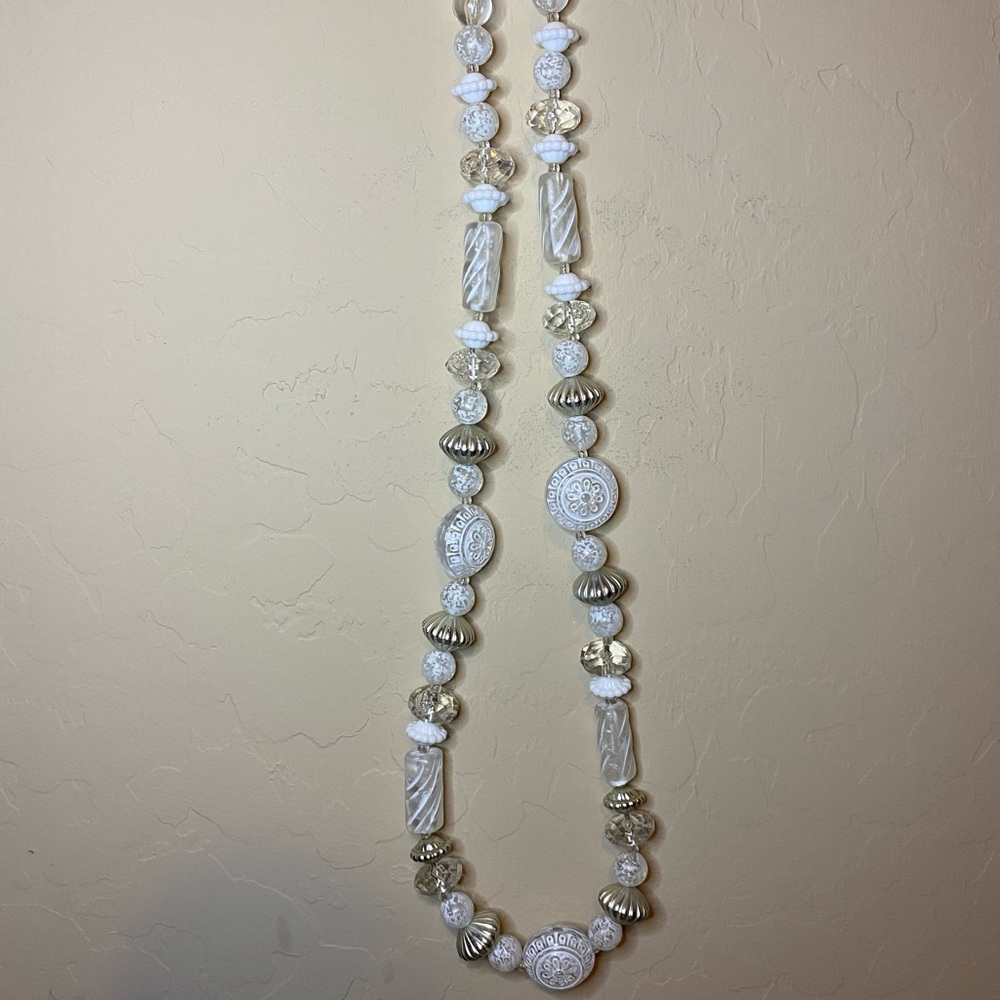 White glass beaded necklace🤍